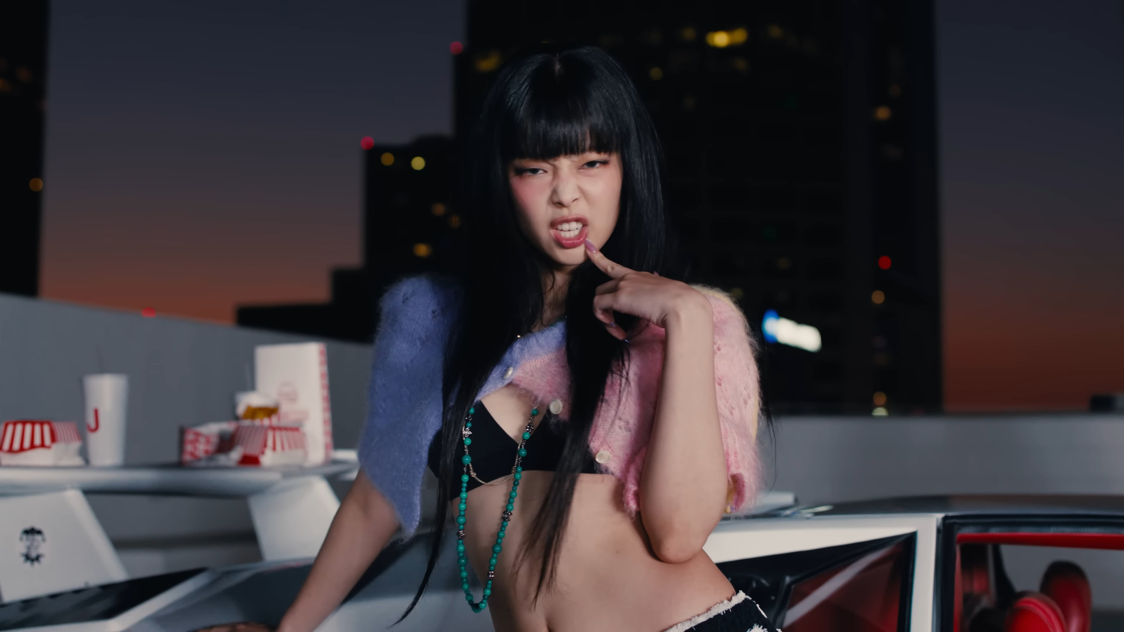 디스퀘어드2(DSQUARED2)의 파스텔 컬러 케이프와 미니 스커트를 착용한 제니